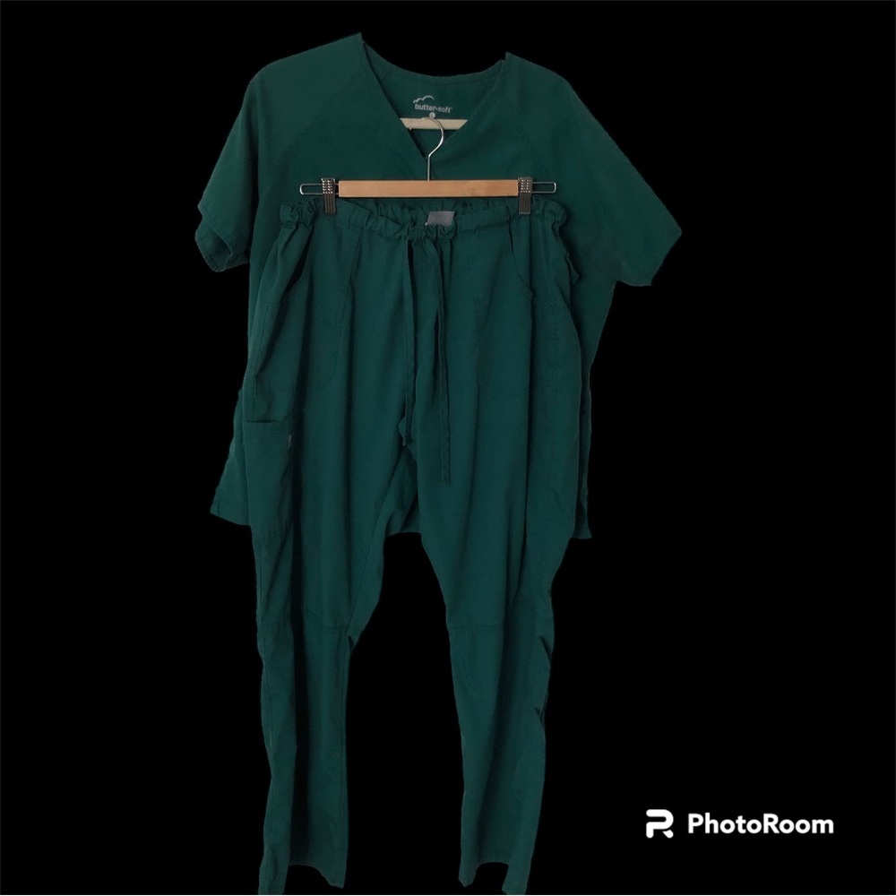 Comfy Butter Soft Large Hunter Green scrub set.